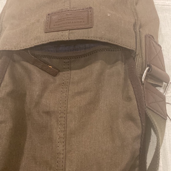 Tommy Hilfiger crossbody messenger bag. - Picture 7 of 8